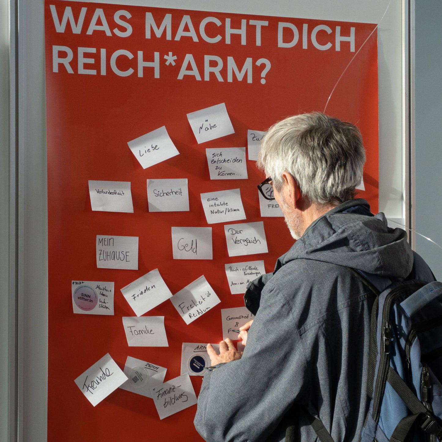 Mitmach-Plakat "Was macht dich reich*arm?"